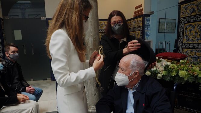 Momento de la entrega de la Medalla de la Ciudad de Ayamonte al pintor Ángel Rodríguez.