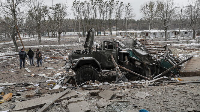 Un vehículo destrozado por un bombardeo en Kiev.