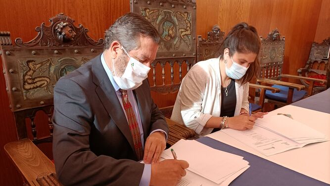 Alfredo Martín y Rocío Díaz firman el convenio para la reeducación de menores infractores.