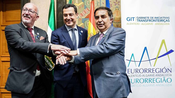 Juanma Moreno, con los representantes del Algarve y el Alentejo tras la firma del acuerdo