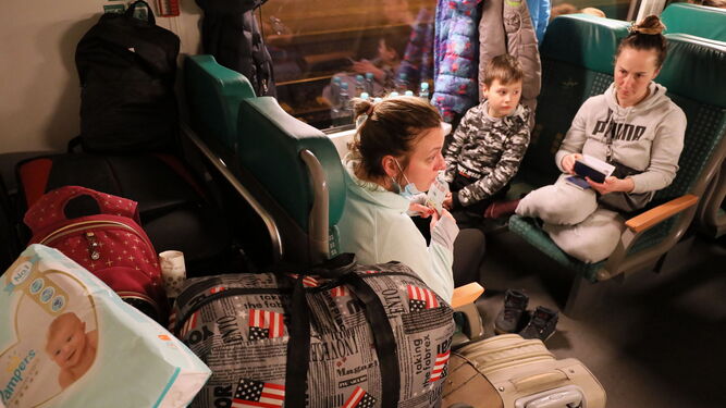 Ucranianos aguardan en un tren que esperan les lleve hasta Polonia.