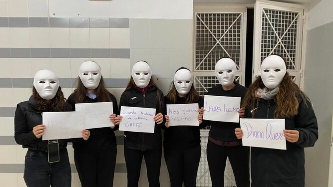 Actividad de alumnas del IES Vázquez Díaz de Nerva en el Día contra la violencia de género.
