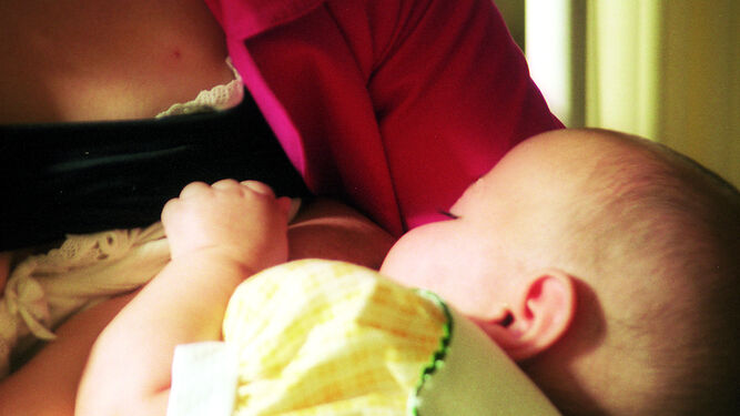 Un bebé en plena lactancia materna.
