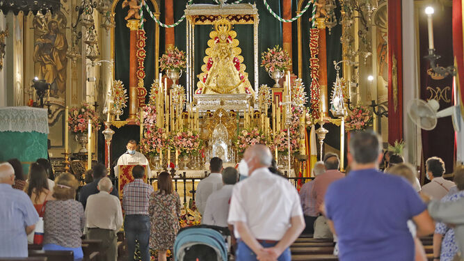 La Virgen del Rocío espera a la Hermandad de Huelva en la iglesia de Almonte.