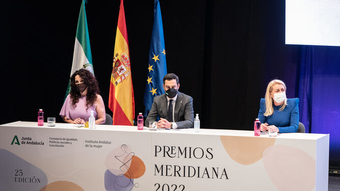 La consejera de Igualdad, Rocío Ruiz, el presidente de la Junta, Juanma Moreno y la directora del IAM, Laura Fernández.