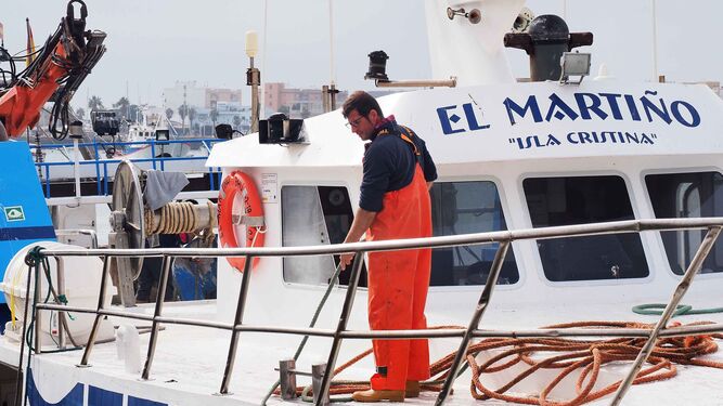 Un marinero trabajando este martes a bordo de un buque de pesca en el puerto de Isla Cristina