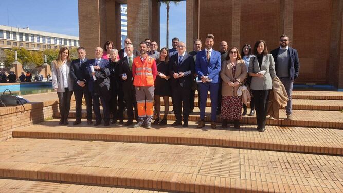 Efectivos de Cruz Roja Huelva tras la entrega de la Medalla de Protección Civil en Sevilla.