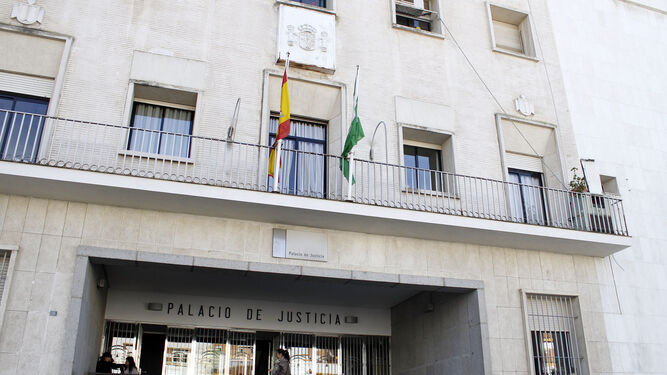Acceso principal de la Audiencia Provincial de Huelva.