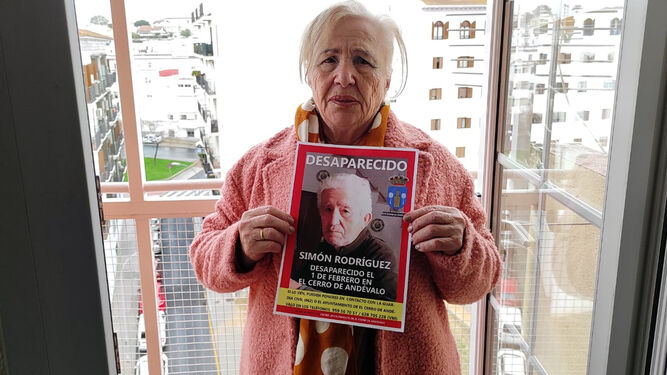 Encarnación Rodríguez Domínguez (81 años), muestra una fotografía de su hermano