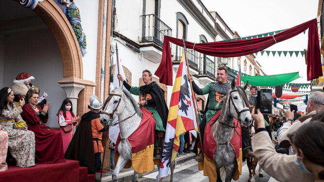 Caballeros medievales hacen su entrada en el Gran desfile de la XX Feria Medieval del Descubrimiento de Palos.