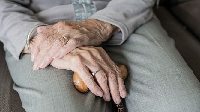 Imagen de archivo de las manos de una persona mayor.