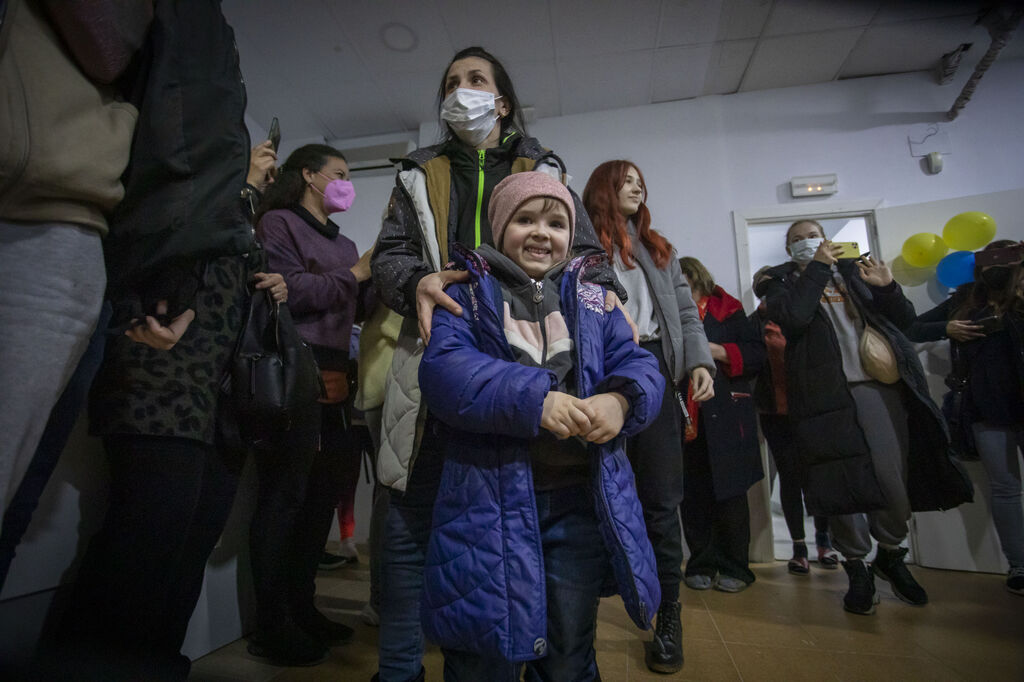 Im&aacute;genes del recibimiento en Chiclana a un grupo de refugiados ucranianos