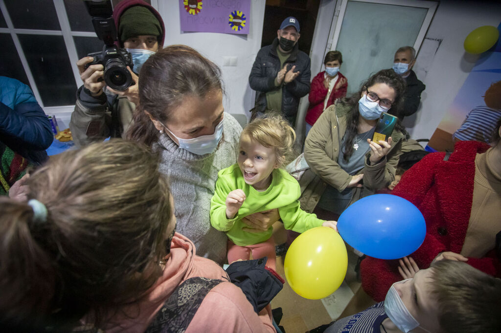 Im&aacute;genes del recibimiento en Chiclana a un grupo de refugiados ucranianos