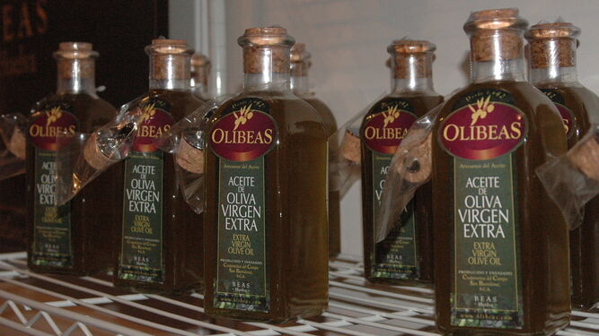 Botellas de aceite de oliva virgen extra.