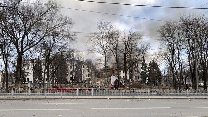 Imagen del bombardeo del teatro de Mariupol, en la guerra de Ucrania