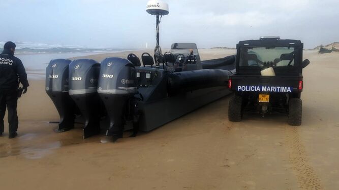 Narcolancha varada en las playas de Portugal.