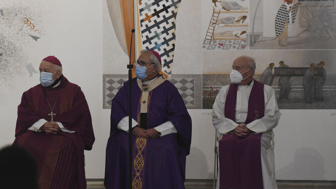 Tres sacerdotes durante una misa en la iglesia de San Nicolás en Granada
