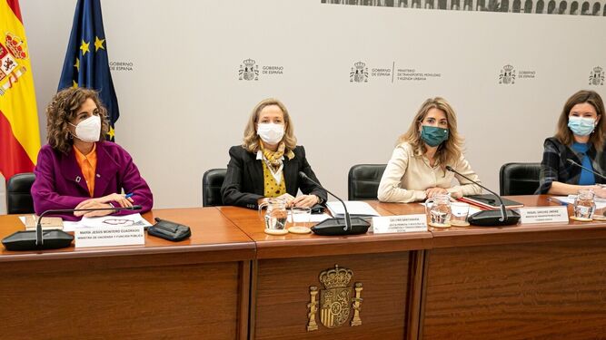 La vicepresidenta económica Nadia calviño, con las ministras Raquel Sánchez (Transportes) y María Jesús Montero (Hacienda)