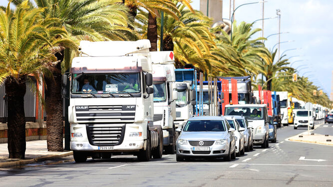 Camiones de transporte en las inmediaciones del Puerto de Huelva camino de la Punta del Sebo.