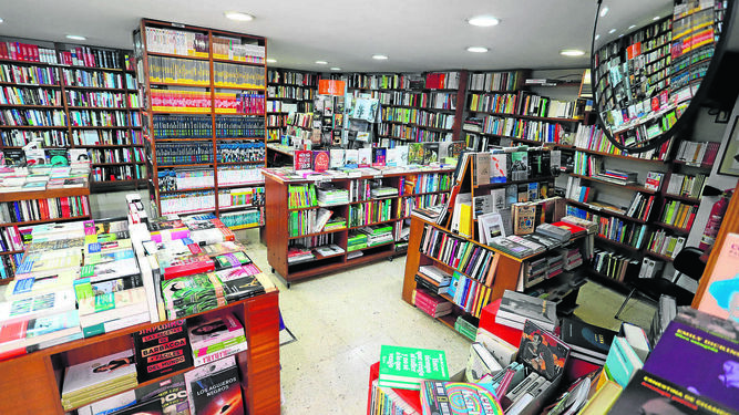 Interior de la librería Saltés, con estantes y mesas atiborrados de libros: el paraíso para cualquier lector.