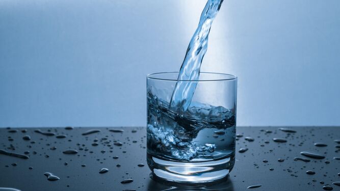 La hiperhidratación se puede producir cuando el cuerpo recibe más agua de la que necesita.