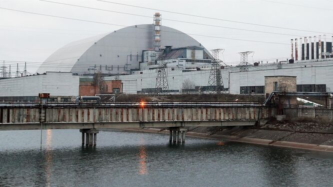 Vista general del refugio protector sobre los restos de la Unidad 4 del reactor nuclear en la central nuclear de Chernóbil (Ucrania).