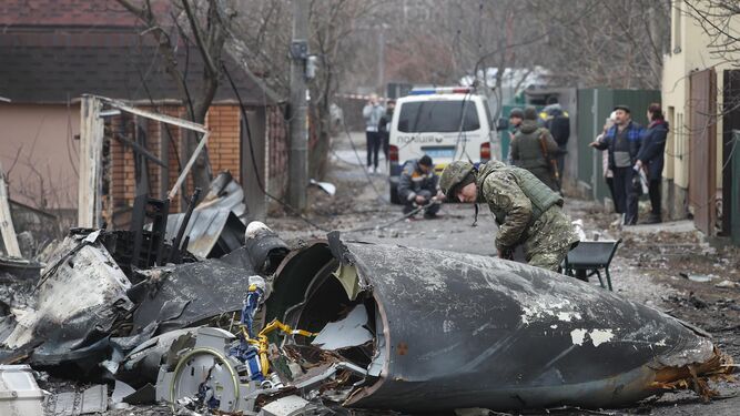 Un soldado mira los escombros de un avión militar que fue derribado durante la noche en Kiev, Ucrania, el 25 de febrero de 2022