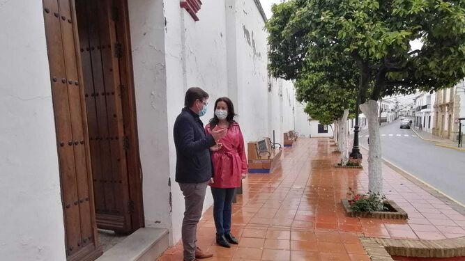 La delegada de Turismo junto al alcalde de Villalba del Alcor.