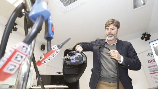Basilio Marquínez en las instalaciones de Seabery con una mascarilla de realidad aumentada para soldadura.