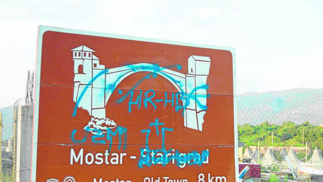 Cartel de entrada a Mostar, una de la ciudades más castigadas por los bombardeos durante la guerra.