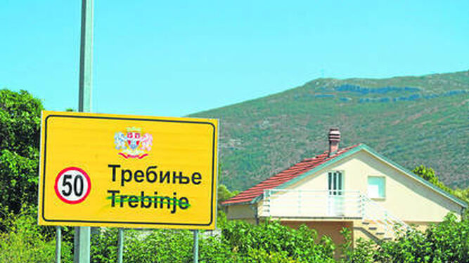 Un cartel da la bienvenida a la república de los serbobosnios.