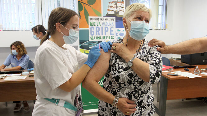 Vacuna contra la gripe en un centro de salud de Huelva.