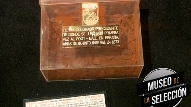 La tierra en la que se jugó por primera vez en España está en el Museo de la Ciudad del Fútbol