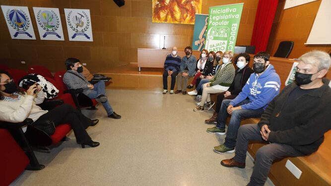 Presentación en Huelva de la campaña de firmas en torno a la Iniciativa Legislativa Popular para la bajada de la ratio.
