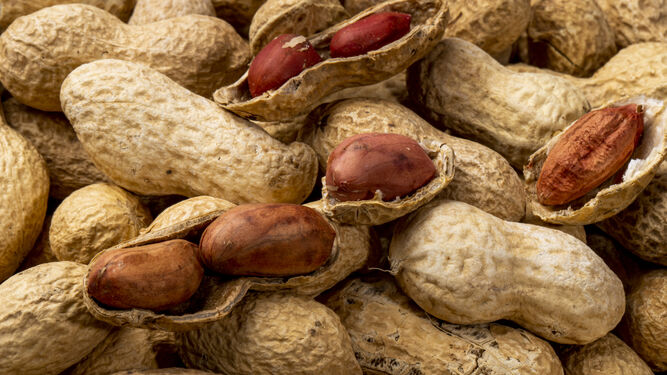 Cómo tomar la cáscara de los cacahuetes para  obtener beneficios notables sobre la piel