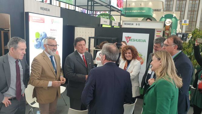 Mª Eugenia Limón y la delegación onubense con el embajador de España en Alemania, la directora general de industrias agroalimentarias y el consejero delegado de Extenda.