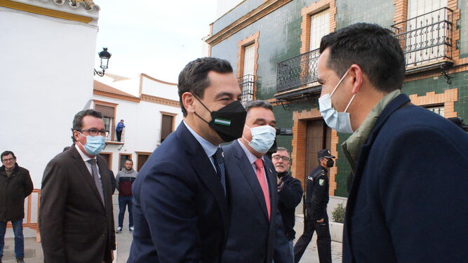 Juan Moreno saluda a Romualdo Macías ante la presencia de Manuel Andrés González.