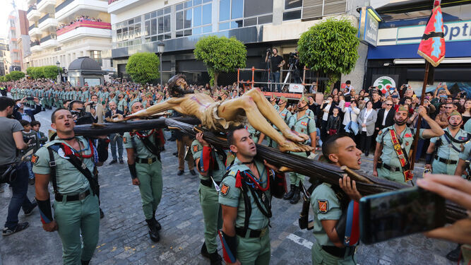 Salida del Cristo de la Vera Cruz con la Legión en 2019.