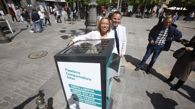 La presidenta de Sadeco, Isabel Albás, muestra la papelera solar situada en la plaza de Tendillas.