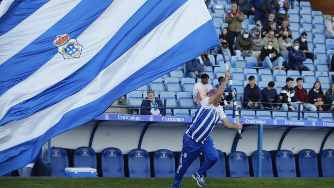 Lolino salta al campo portando la bandera del Decano antes del encuentro contra el Córdoba B.
