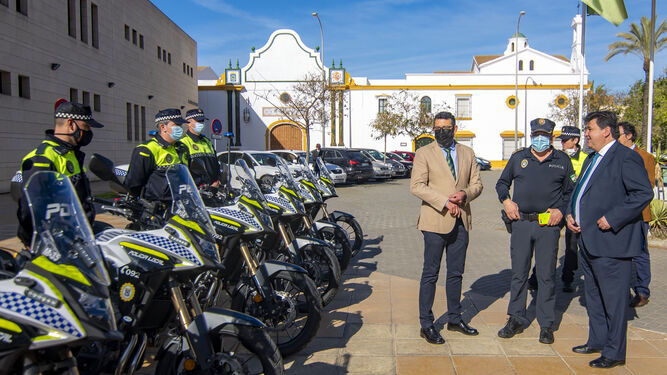 Lusi Albillo, Rafael Mora y Gabriel Cruz en la presentación de los nuevos vehículos policiales.