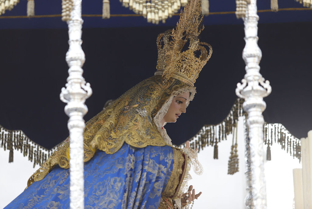 La Virgen de Los Dolores procesiona por las calles de su barrio de Las Colonias