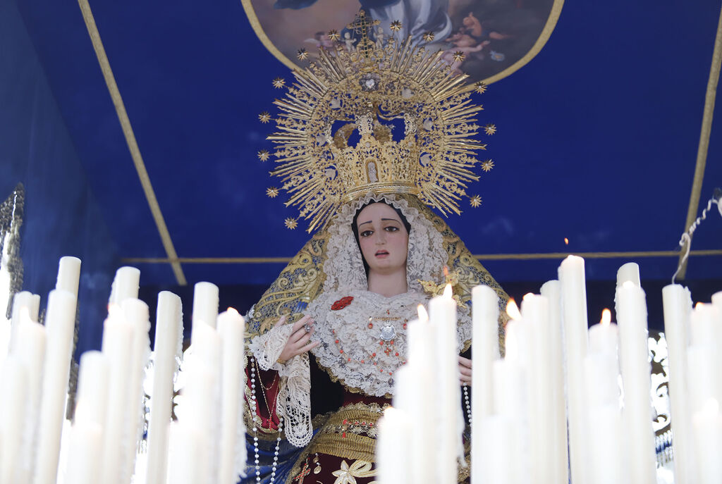 La Virgen de Los Dolores procesiona por las calles de su barrio de Las Colonias