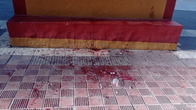 Restos de sangre resultado de la reyerta con un herido grave ante la comandancia de Huelva.