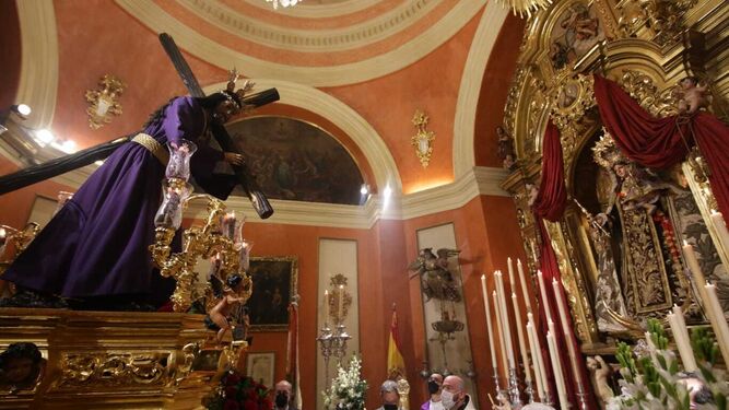 Las imágenes de Jesús Nazareno y de la Virgen del Carmen, frente a frente.