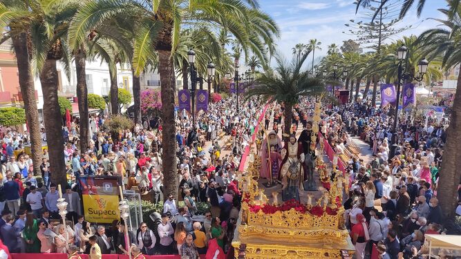 El Señor de la Mulita ha sido el primero de los pasos de la Semana Santa ayamontina.