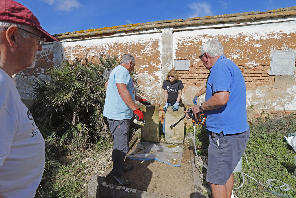 Un grupo de voluntarios ingleses limpia el Cementerio Brit&aacute;nico de Huelva