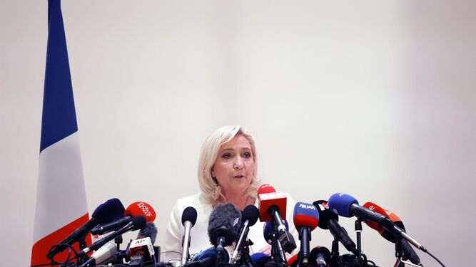 En una tumultuosa conferencia de prensa, la candidata ultraderechista al Elíseo, Marine Le Pen, divulgó este miércoles sus ejes de política internacional para Francia,
