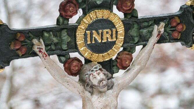Las siglas INRI en la cruz