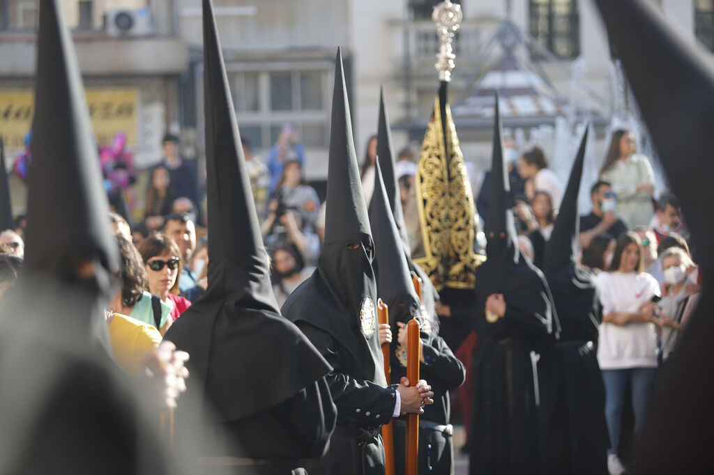 La Hermandad de la Buena Muerte procesiona por las calles de Huelva